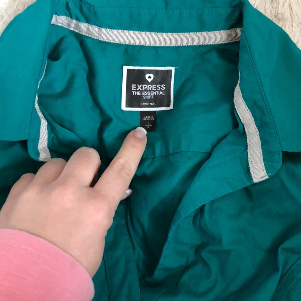 Express green button down - Picture 2 of 3